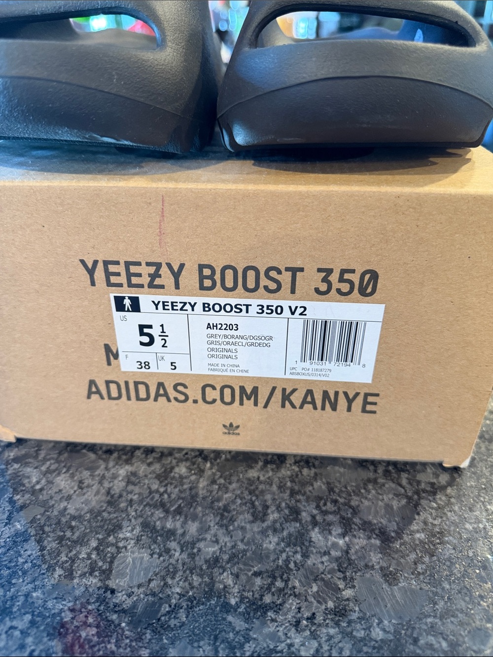 adidas Yeezy Boost 350 V2 Slides in Black - Picture 2 of 6